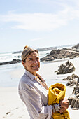 Südafrika, Hermanus, Porträt einer reifen Frau am Grotto Beach