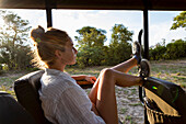 Afrika, Namibia, Bwabwata-Nationalpark, Mädchen (16-17) im Safarifahrzeug