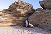 Südafrika, Hermanus, Mädchen (16-17) erkundet Felsformationen am Sopiesklip Strand im Walker Bay Naturreservat
