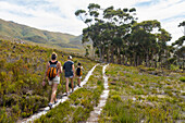 Südafrika, Stanford, Frau mit Mädchen (16-17) und Junge (8-9) beim Wandern im Phillipskop Nature Reserve