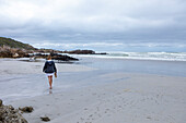Südafrika, Hermanus, Jugendliches Mädchen (16-17) beim Spaziergang am Voelklip Strand