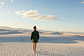 Vereinigte Staaten, New Mexico, White Sands National Park, Mädchen im Teenageralter läuft