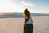 Vereinigte Staaten, New Mexico, White Sands National Park, Jugendliches Mädchen bei Sonnenuntergang