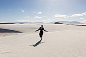 Vereinigte Staaten, New Mexico, White Sands National Park, Mädchen im Teenageralter beim Wandern