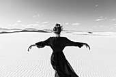 Vereinigte Staaten, New Mexico, White Sands National Park, Tanzendes Mädchen im Teenageralter