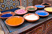 Traditionelle marokkanische Tonschalen mit bunten Gewürzen