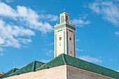 Afrika, Marokko, Turm und grünes Ziegeldach einer Moschee