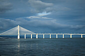 Vasco de Gama-Brücke unter bewölktem Himmel