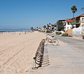 USA, California, Los Angeles, Manhattan Beach, Beach walkway with bike rack