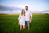 Porträt eines Paares auf einem landwirtschaftlichen Feld
