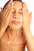 Nahaufnahme einer Frau beim Waschen des Gesichts