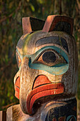 USA, Alaska, Sitka. Detail eines Totempfahls im Sitka National Historical Park