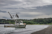 USA, Alaska, Kodiak, Chiniak Bay. Kommerzieller Lachsfang in der Nähe eines Strandes auf der Kodiak-Insel.