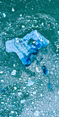 USA, Alaska, Luftaufnahme von zertrümmerten Eisbergen in der Nähe der kalbenden Wand des LeConte-Gletschers östlich von Petersburg