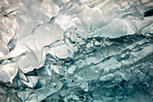 USA, Alaska, Tracy Arm-Fords Terror Wilderness, Tief blaugrüner Eisberg schwimmt in der Nähe der Wand des South Sawyer Glacier im Tracy Arm