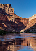 USA, Arizona. Spiegelungen auf dem Colorado River, Grand Canyon National Park.