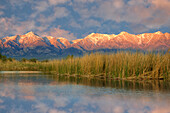 USA, Kalifornien, Sierra Nevada Gebirge. Berge spiegeln sich im Billy Lake im Owens Valley