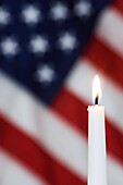 USA, Kalifornien. Angezündete Kerze und amerikanische Flagge
