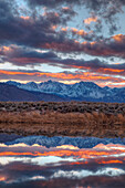 USA, Kalifornien, Owens Valley. Sierra Crest von den Buckley Ponds aus gesehen bei Sonnenuntergang