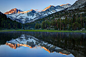 USA, Kalifornien, Sierra Nevada-Gebirge. Reflektionen im Heart Lake