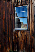 USA, Kalifornien, Bodie State Historic Park. Verwittertes Fenster in einer verlassenen Stadt