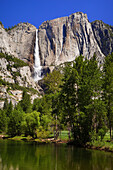 USA, Kalifornien, Yosemite-Nationalpark. Yosemite-Wasserfälle und Merced River-Landschaft