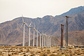 USA, Kalifornien, Palm Springs. Turbinen eines Windparks.