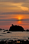 Sonnenuntergang und Felsvorsprünge entlang der nordkalifornischen Küste, Crescent City