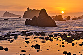 Sonnenuntergang und Felsvorsprünge an der nordkalifornischen Küste, Crescent City