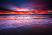 Sonnenuntergang über den Kanalinseln vom San Buenaventura State Beach, Ventura, Kalifornien, USA