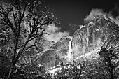 Yosemite Falls nach einem Wintersturm, Yosemite National Park, Kalifornien, USA