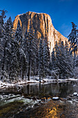 El Capitan über dem Merced River im Winter, Yosemite-Nationalpark, Kalifornien, USA.