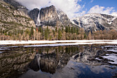 Upper Yosemite Falls mit Wasserreflexion von Cooks Meadow aus gesehen. Yosemite-Nationalpark, Kalifornien.