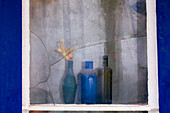 Antike Farbflaschen im Fenster, Motherlode Country, Sierras, Kalifornien