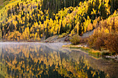 USA, Colorado, San Juan Mountains. Reflektionen im Crystal Lake
