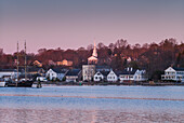 USA, Connecticut, Mystic, Häuser entlang des Mystic River in der Morgendämmerung