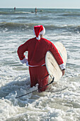 Surfende Weihnachtsmänner, Surfbretter, Cocoa Beach, Florida, USA