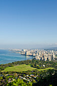 Honolulu von der Spitze des Diamond Head State Monuments (Leahi-Krater), Honolulu, Oahu, Hawaii.
