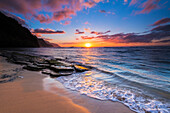 Sonnenuntergang über der Na Pali Küste vom Ke'e Beach, Haena State Park, Kauai, Hawaii, USA