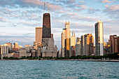 Skyline von Chicago vom North Avenue Beach in der Abenddämmerung