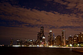 Skyline von Chicago bei Nacht vom North Avenue Beach aus