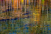 Farbenfrohe abstrakte Reflexion im Seewasser