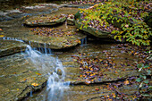 Felsvorsprünge mit Wasserfall im Clifty Creek Park, Indiana