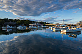 USA, Maine, Ogunquit, Perkins Cove, Boote in einem kleinen Hafen