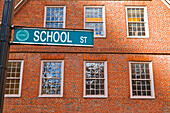 Die alte Eckbuchhandlung in der School Street, Freedom Trail, Boston, Massachusetts, USA