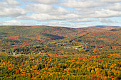 Blick über die Herbstlandschaft von der Route 2 im Westen von Massachusetts, USA