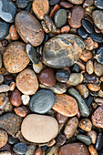 Glatte Granitkiesel am Strand des Lake Superior, Whitefish Point, Obere Halbinsel, Michigan