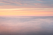 Sonnenuntergang über dem Lake Superior vom Strand von Whitefish Point aus gesehen, Obere Halbinsel, Michigan