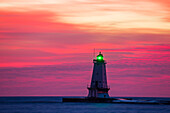 Ludington North Pierhead Lighthouse bei Sonnenuntergang am Lake Michigan, Mason County, Ludington, Michigan