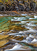 McDonald Creek im Frühling im Glacier National Park, Montana, USA (Großes Format verfügbar)